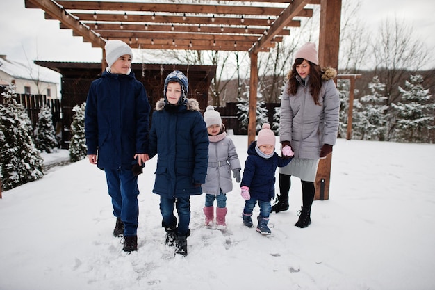 Attraktive Mutter mit ihren vier Kindern am Wintertag