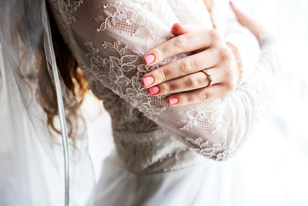 Foto attraktive schöne braut, die an hand verlobungs-ehering zeigt