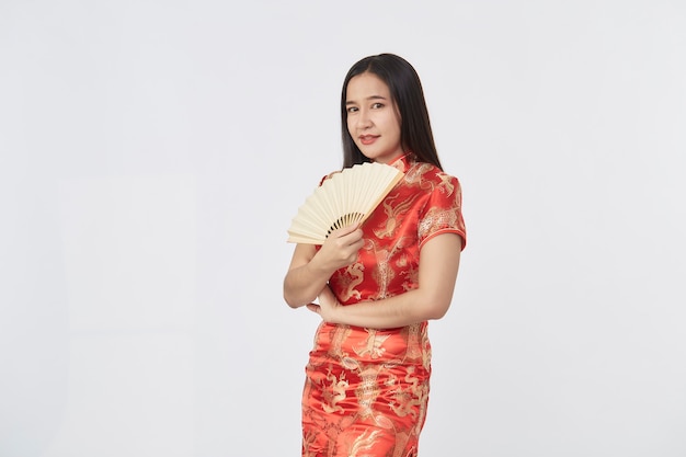 Attraktive schöne junge asiatische Frau im traditionellen roten cheongsam Kleid