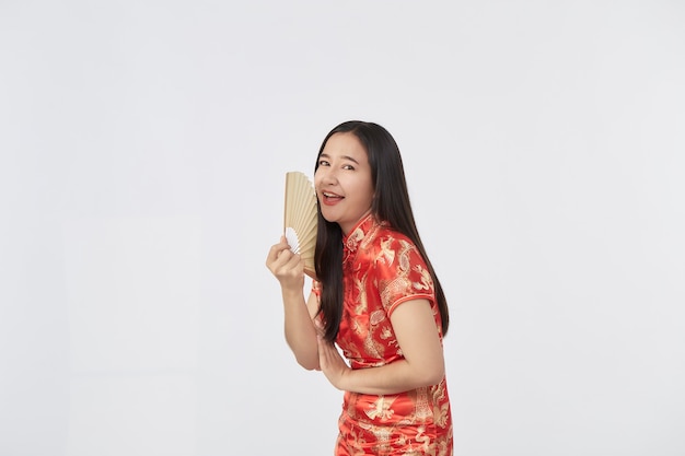 Attraktive schöne junge asiatische Frau im traditionellen roten cheongsam Kleid