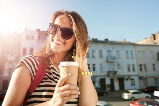 Attraktive trendige junge Frau mit Sonnenbrille