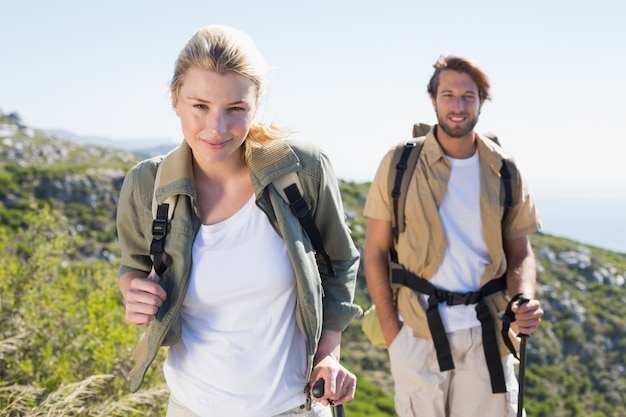 Foto attraktive wandernde paare, die auf gebirgspfad gehen