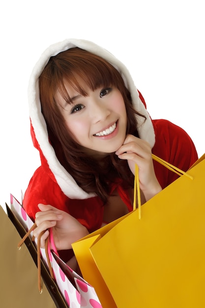 Attraktive Weihnachtsmädchen einkaufen und Bads halten.