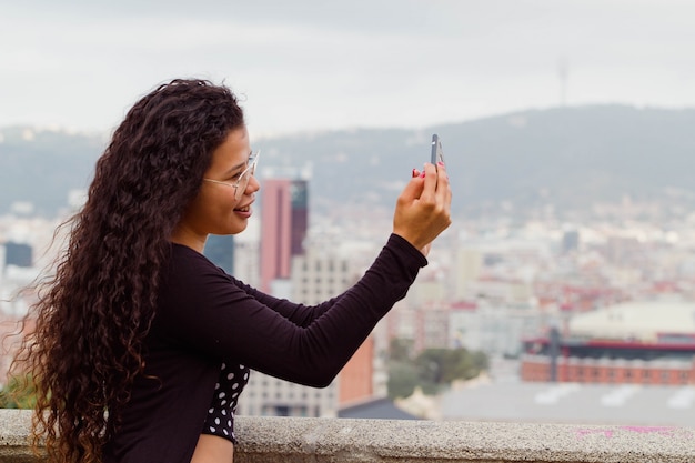 Attraktiver Frauentourist, der ein selfie nimmt