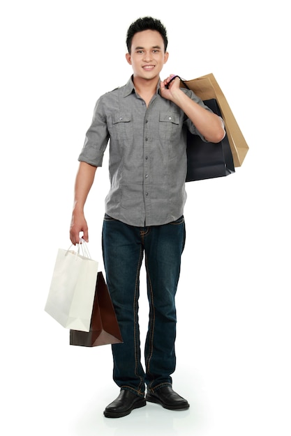 Attraktiver glücklicher Mann mit Einkaufstasche