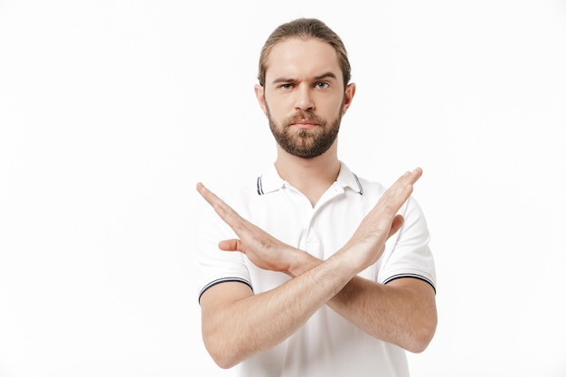 Attraktiver junger bärtiger Mann in lässigem Outfit mit Stopp-Geste isoliert über weißer Wand