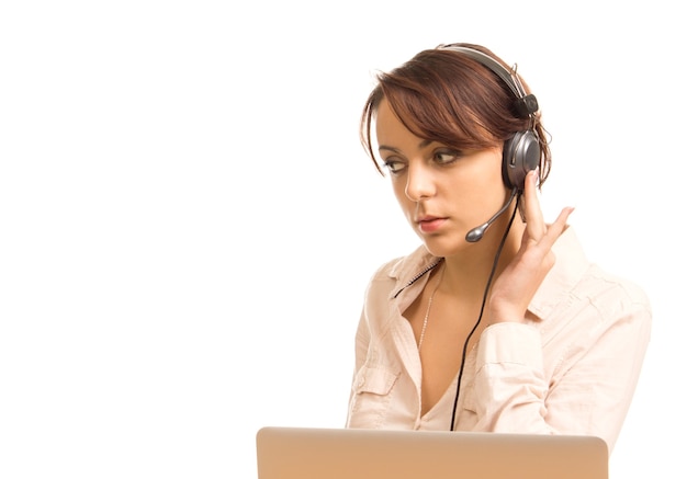 Attraktiver junger Callcenter-Betreiber, der einen Anruf entgegennimmt und das Gespräch über ihr Headset abhört