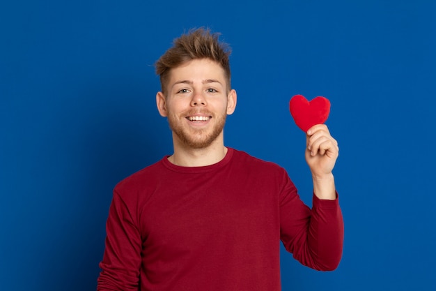 Attraktiver junger Mann mit einem roten T-Shirt