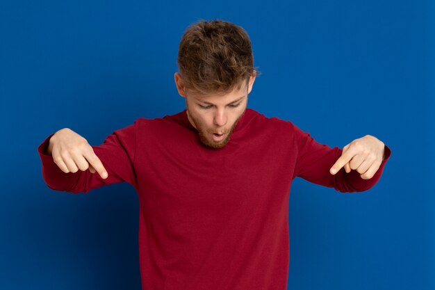 Attraktiver junger Mann mit einem roten T-Shirt