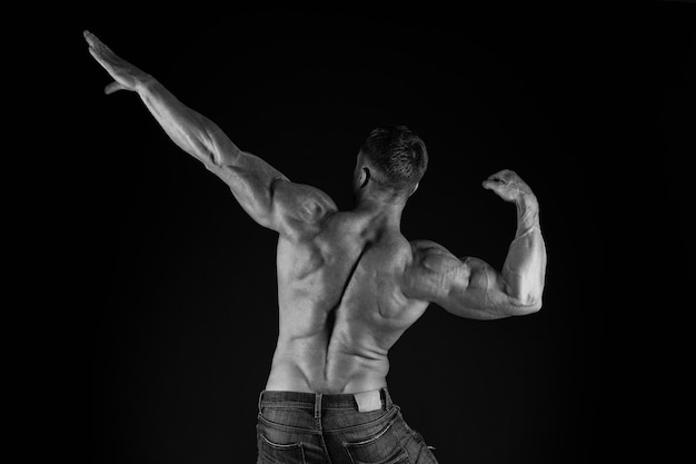 Attraktiver Kerl, muskulöser Körper, stolz auf hervorragende Form, Bodybuilder-Konzept, gesund und stark, Männlichkeit und Sport