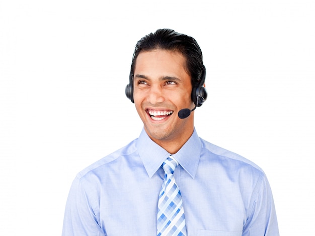 Attraktiver Kundendienstmitarbeiter mit Kopfhörer an