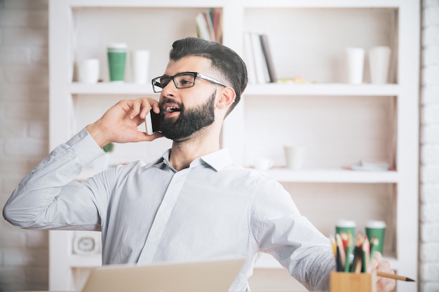 Attraktiver Mann am Telefon