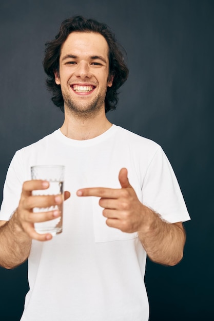 Attraktiver Mann transparentes Glas Wasser Gesundheit isoliert Hintergrund