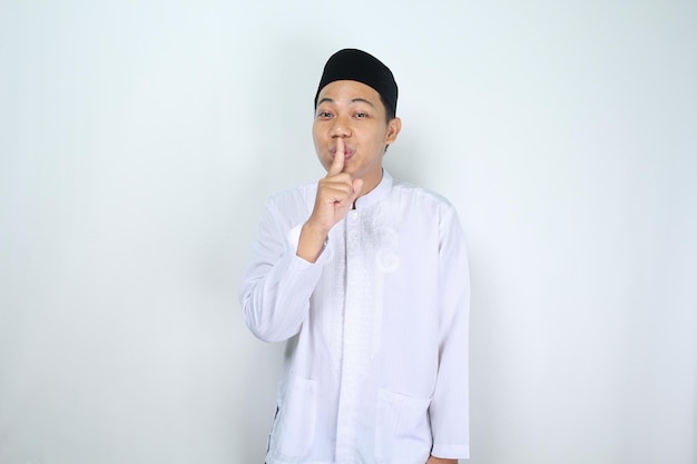 attraktiver muslimischer mann asiatische show stille gebärde isoliert auf weißem hintergrund