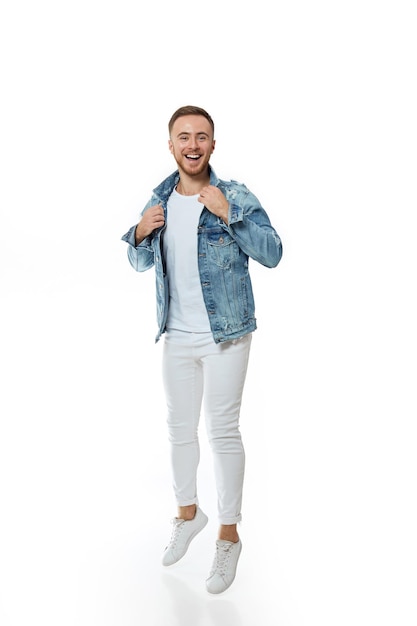 Attraktiver Verrückter in Denim-T-Shirt-Jeans springen