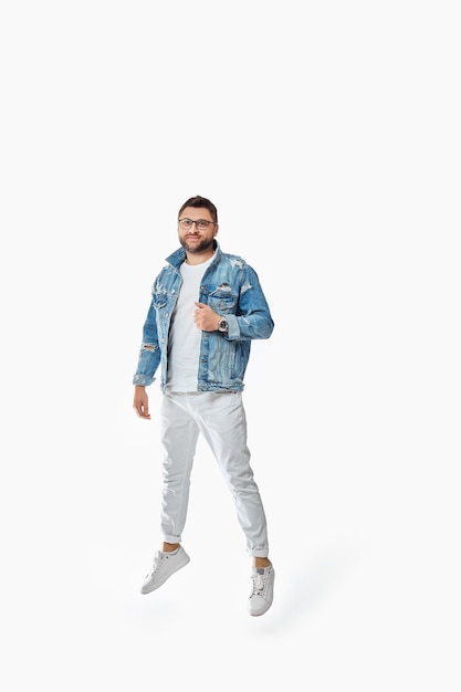 attraktiver verrückter Mann in Jeans-T-Shirt springt