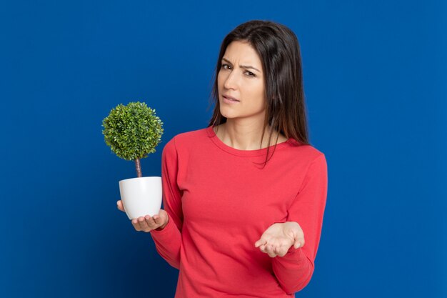 Attraktives brünettes Mädchen, das ein rotes T-Shirt trägt