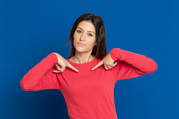 Attraktives brünettes Mädchen, das ein rotes T-Shirt trägt