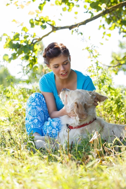 Attraktives Mädchen mit Hund