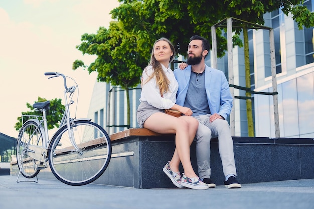 Attraktives Paar bei einem Date nach einer Fahrradtour in einer Stadt.