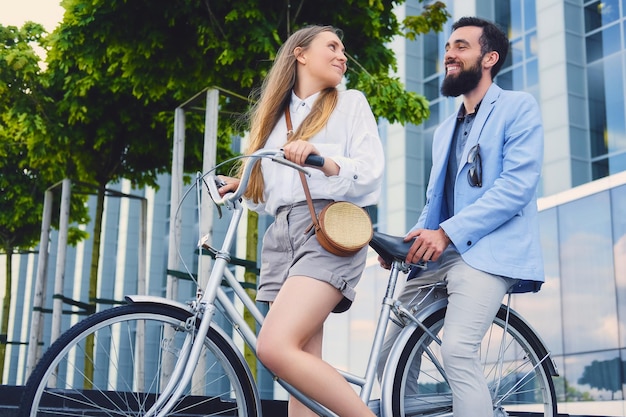 Attraktives Paar bei einem Date nach einer Fahrradtour in einer Stadt.