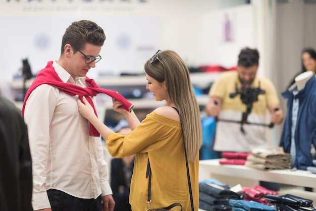 Attraktives Paar beim Einkaufen im Bekleidungsgeschäft eines Mannes