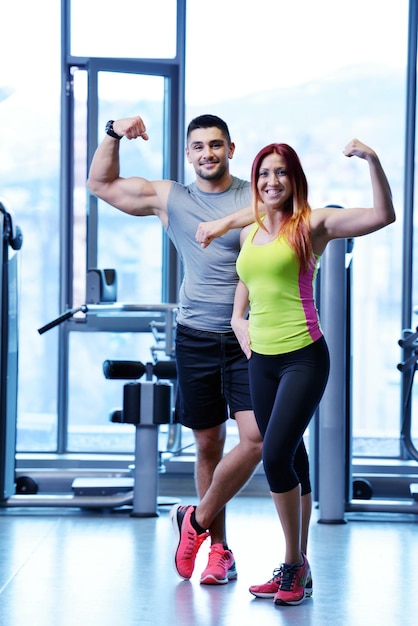 attraktives paar im fitnessstudio sieht glücklich aus