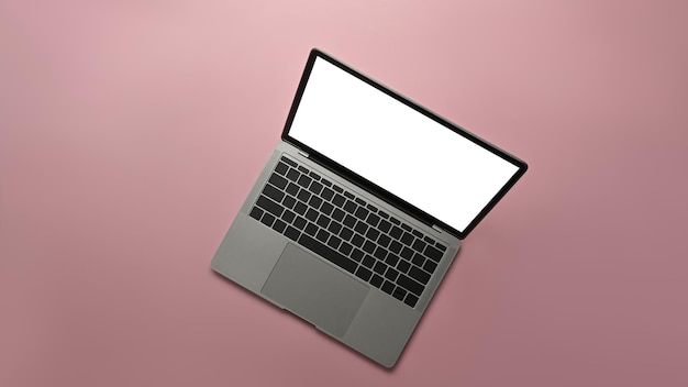 Attrappe eines Laptops mit weißem Bildschirm auf rosa Hintergrund. Leerer Bildschirm für Ihr Werbedesign