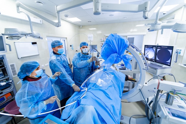 Foto atuação em cirurgia moderna com equipamentos de última geração. grupo de médicos experientes fornece operação. conceito médico.