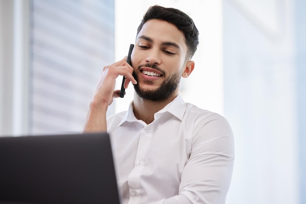 Atualize-me sobre seu progresso. Foto de um jovem empresário fazendo uma ligação usando seu smartphone.