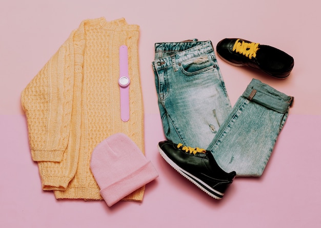 Foto atuendo casual para niñas. suéter y jeans. complementos de moda. primavera. nueva tendencia