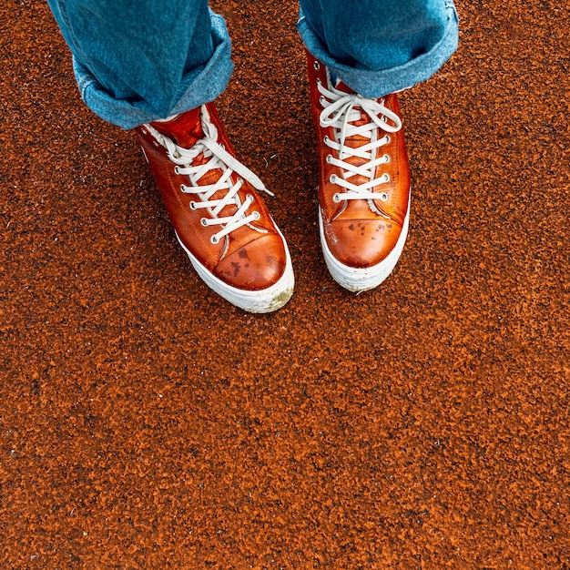 Atuendo zapatillas rojas y jeans