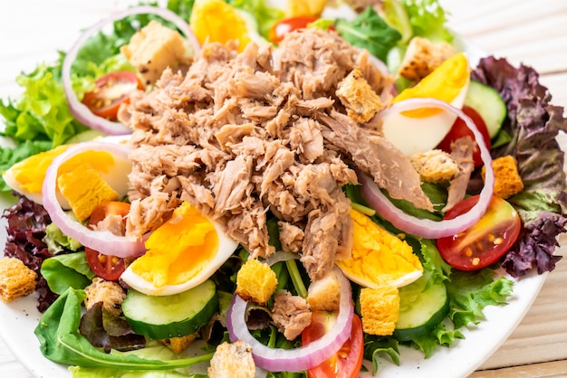 Atum com salada de legumes e ovos