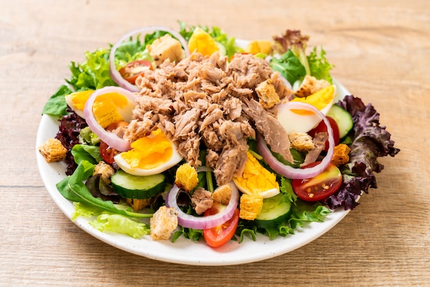 Atum com salada de legumes e ovos