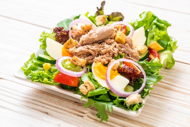 Atum com salada de legumes e ovos