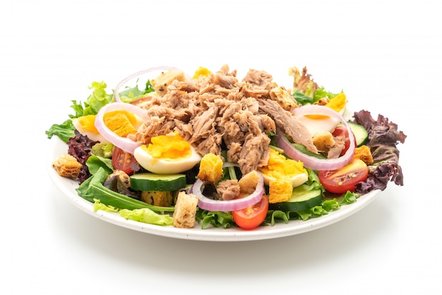 Atum com salada de legumes e ovos