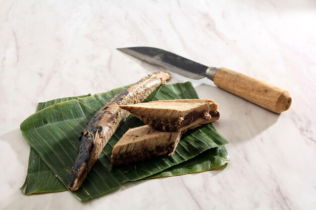 Atum de cavala cru ppindang tongkol em folha de bananeira, espaço para cópia