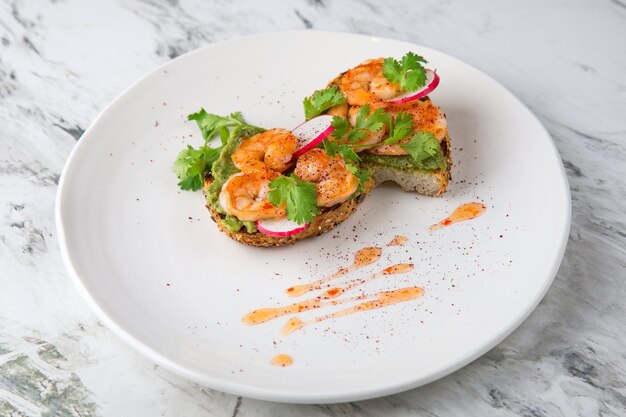 Atum em crosta de gergelim Comida Atum grelhado com sementes de gergelim com salada verde