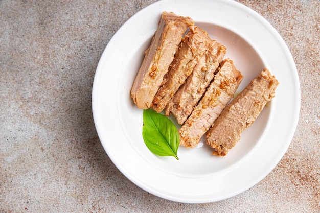 Atum fatia de marisco peixe enlatado em óleo refeição lanche na mesa cópia espaço fundo de comida