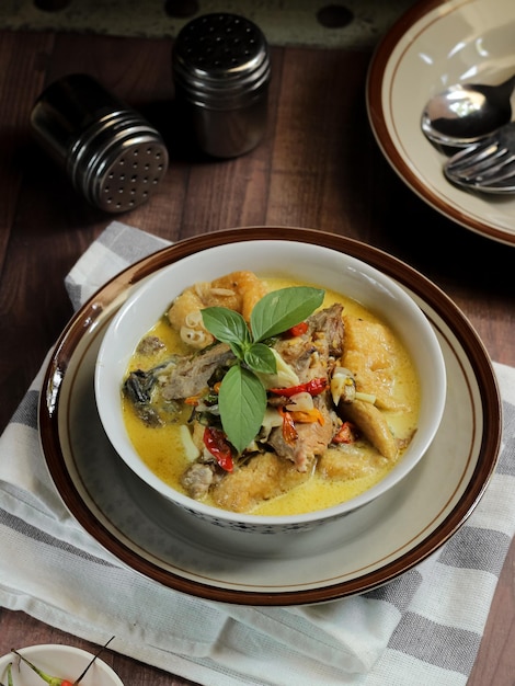 Atún ahumado con tofu frito. Cocinado con algunos ingredientes y leche de coco.