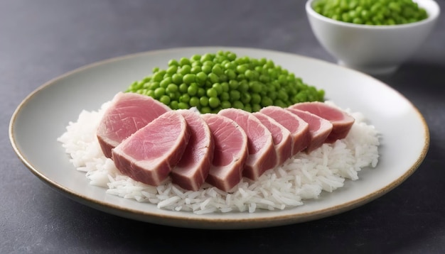 Atún asado en rebanadas servido con arroz y guisantes verdes