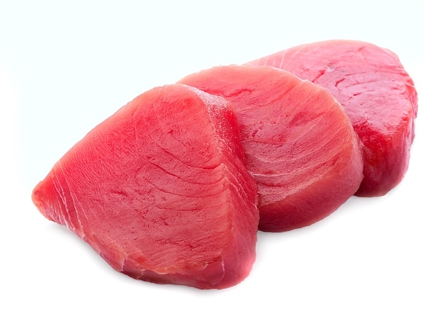 Atún crudo aislado.