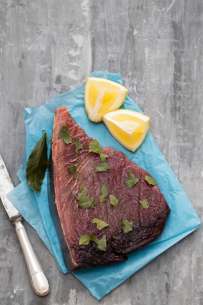 Atún crudo con limón y laurel sobre cerámica