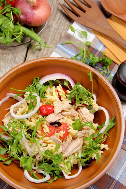 Atún con Ensalada de Fusilli y Aceitunas