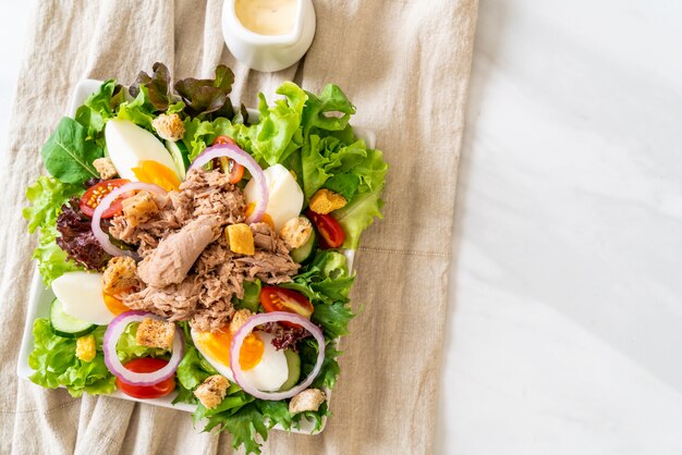 Atún con ensalada de verduras y huevos.