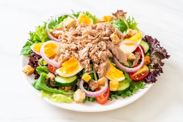 Atún con ensalada de verduras y huevos.