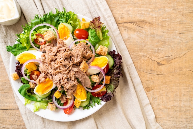 Atún con ensalada de verduras y huevos.