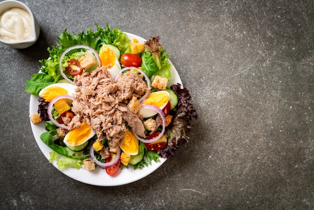 Atún con ensalada de verduras y huevos.