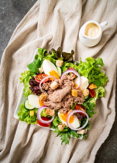 Atún con ensalada de verduras y huevos.