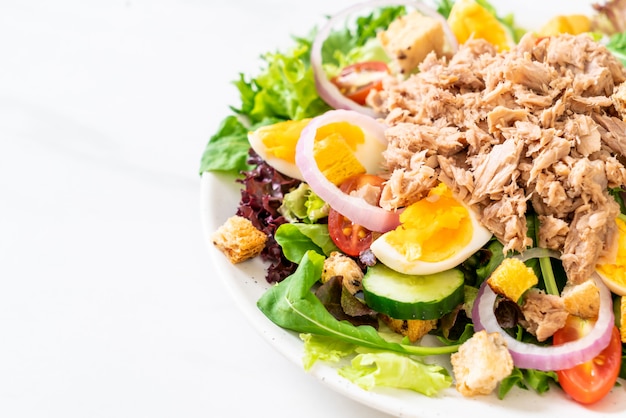 Atún con ensalada de verduras y huevos.